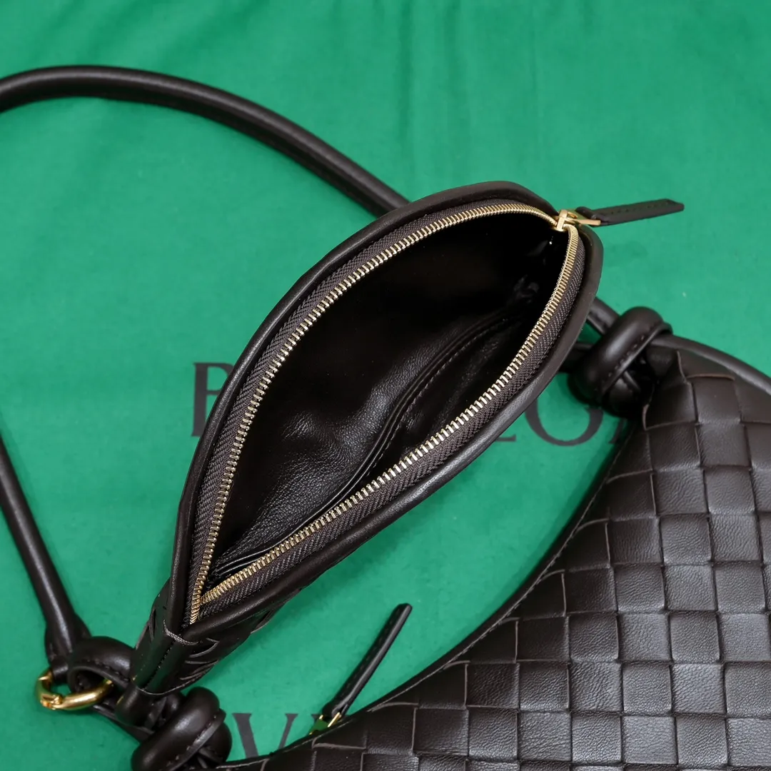 Batch 1460 Bv Shu Qi's same "Gemelli" twin bag 776764 locked in advance 24 years of hot style 💕 Gemelli is made up of two half-moon-shaped bags paired together, with the brand's iconic intrecciato woven sheepskin, equipped with a detachable tubular handle, which can be used as a clutch, on the shoulder or by flipping the small crescent moon as a handle, or as a long shoulder strap 🉑️Crossbody The dual design has a personalized yet charming attitude, and the eye-catching visual impact brings an elegant and fashionable feeling. It is a bag worth buying💥There are 3 sizes to choose from.  Size: 24.5x19x7, plus long shoulder strap ➕80 Model: 6764